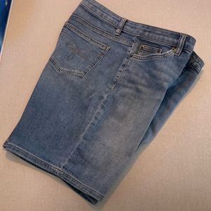 Chaps, Denim, Ladies size 8, blue jeans shorts. Nice comfy shorts.